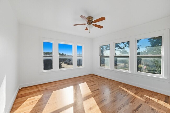 Foto del edificio - 2 Bedroom Upstairs Duplex in Southside