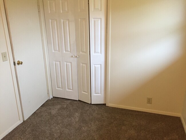 Building Photo - $1350 ranch house 3 bedroom 1.5 bath for r...