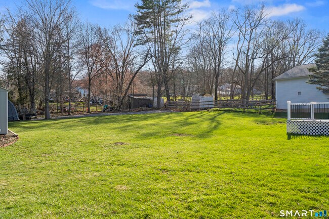 Foto del edificio - 77 Basswood Dr