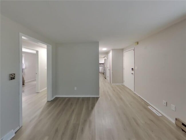 Building Photo - 1056 S Shore Dr