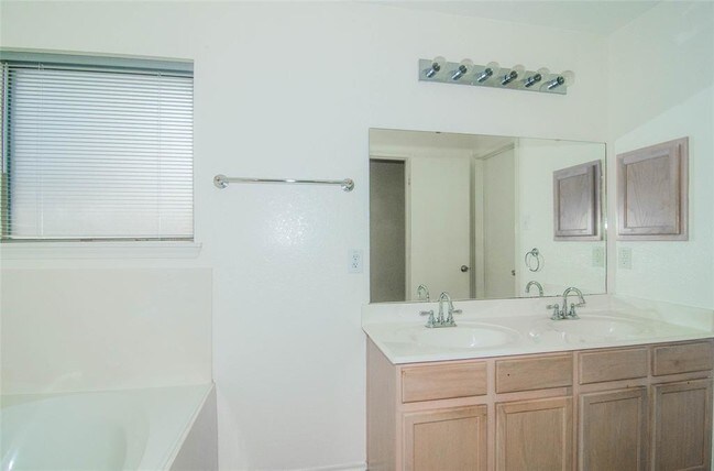 Building Photo - 6002 NW Creek Cir