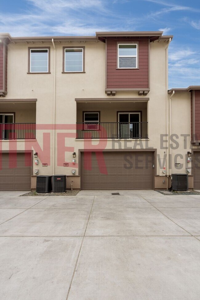 Foto del edificio - The Cove's 3 Story Townhome