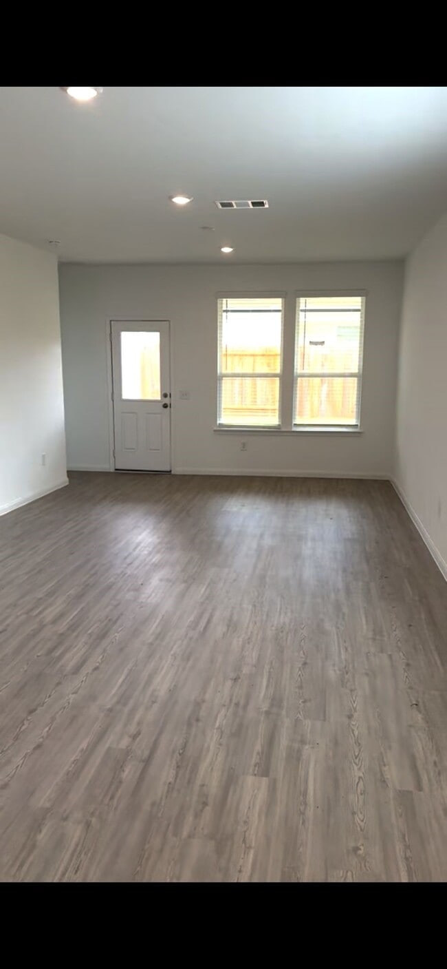 Foto del edificio - 26073 Hampshire Dr