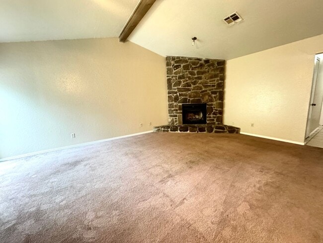 Building Photo - Gorgeous 3 Bedroom 2 bathroom duplex In Br...