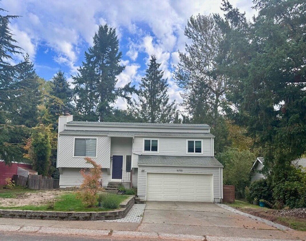 Foto principal - 4 bedroom home - Fenced backyard