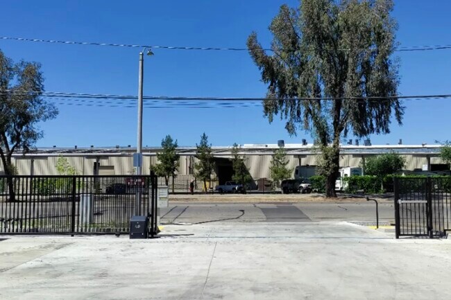 Building Photo - 1326 S Santa Fe St
