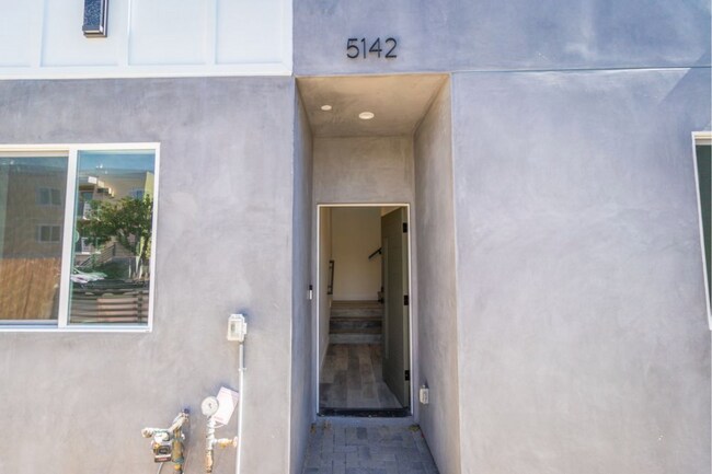 Foto del edificio - 5142 Riverton Ave