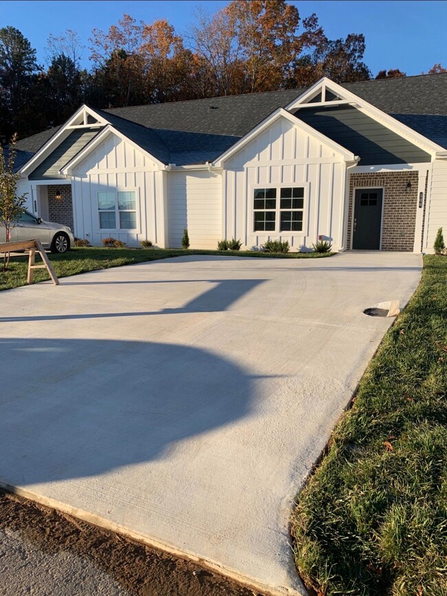 Building Photo - 506 NE Bellingham Dr