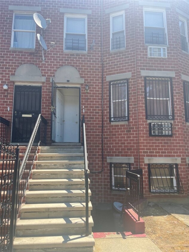 Primary Photo - 147 Chester St