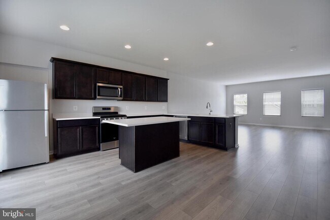 Building Photo - 532 Parkland Dr