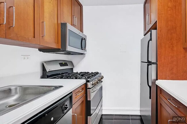 Building Photo - 200 E 71st St