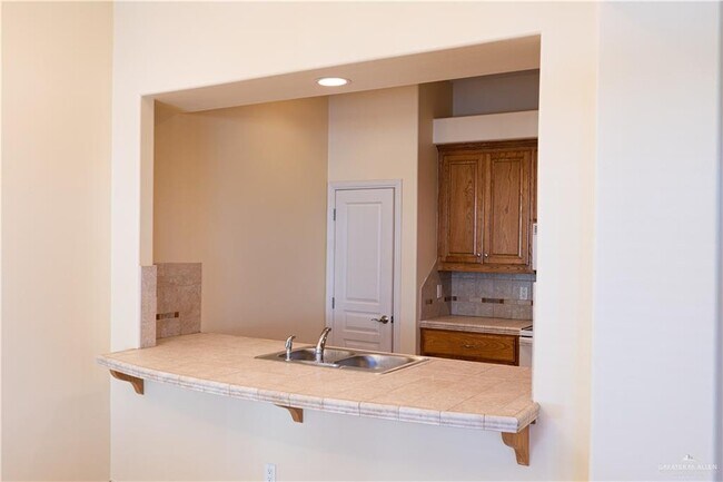 Building Photo - 800 Sunset Dr