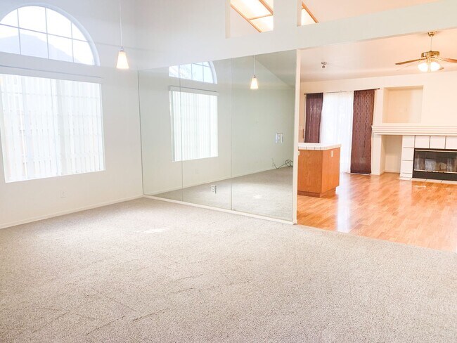 Foto del edificio - Charming 3 Bedroom 2 Bath Elk Grove Home 9...