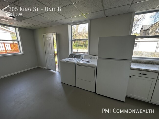 Building Photo - 1 Bed / 1 Bath Lower Unit Duplex (Availabl...