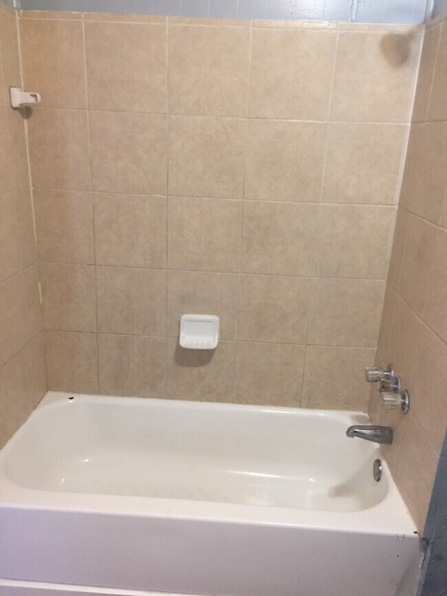 Bath - 1506 Louisa St