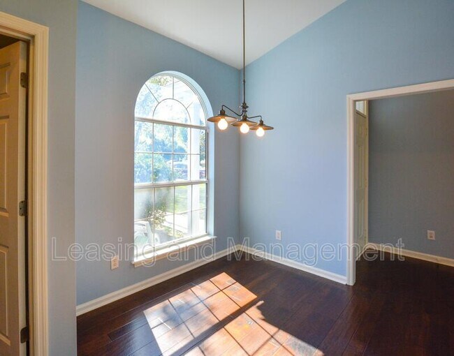 Building Photo - 606 Portico Park