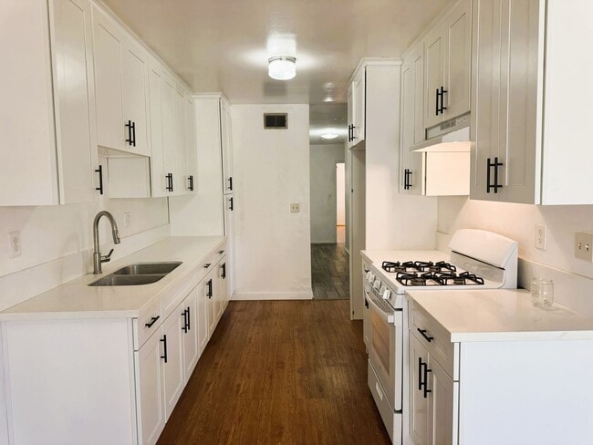 Building Photo - 2031 E Almont Ave