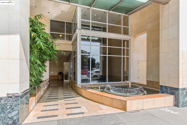 Foto del edificio - 1 Lakeside Dr