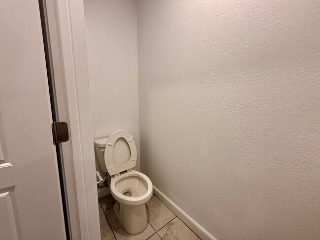 Building Photo - 3 BED 2.5 BATH 2 CAR GARAGE TOWNHOUSE w/ P...