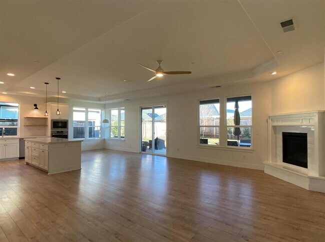 Foto del edificio - 3 bedroom 2 bathroom home with 2 car garag...