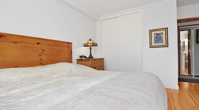 Building Photo - Hollies