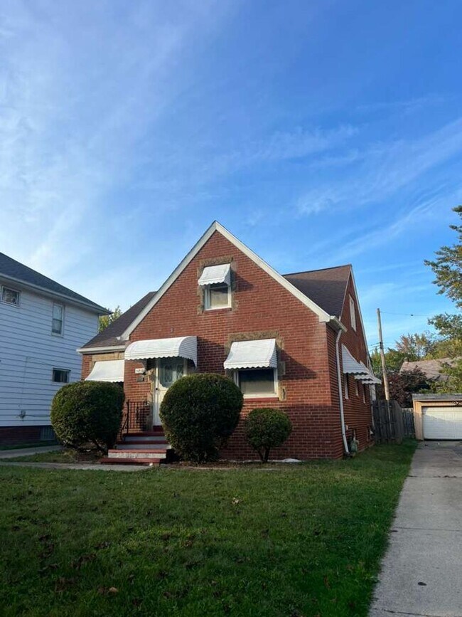 Building Photo - A Single family home with Garage in Garfield Heights