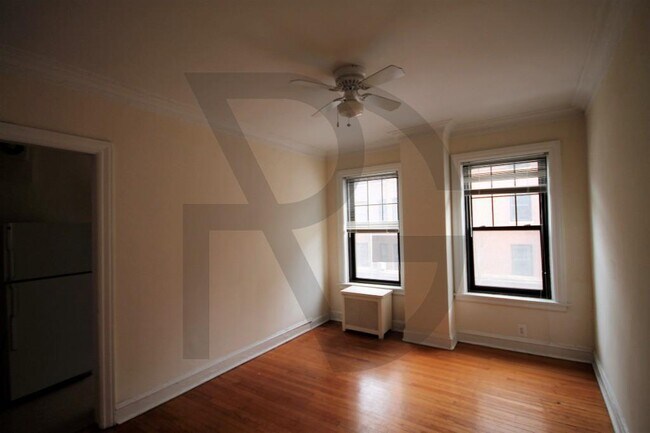 Building Photo - 540 W Briar Pl