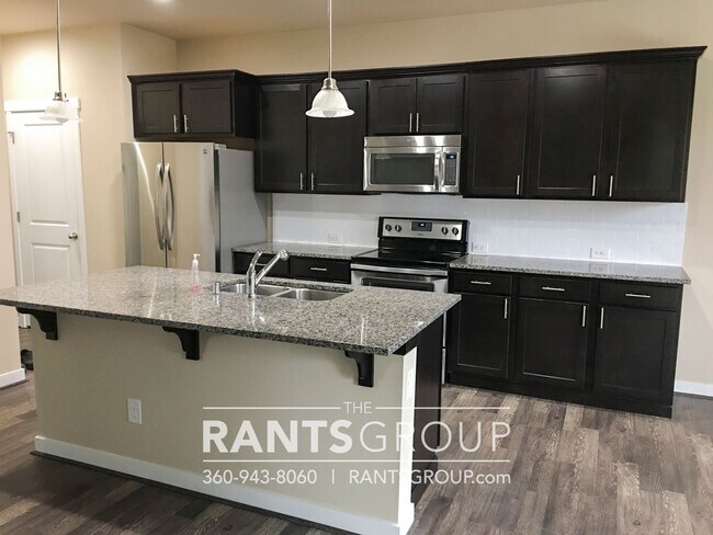 Building Photo - Spacious and bright 4 bd/ 2.5 bath home in The Preserve available mid-April!