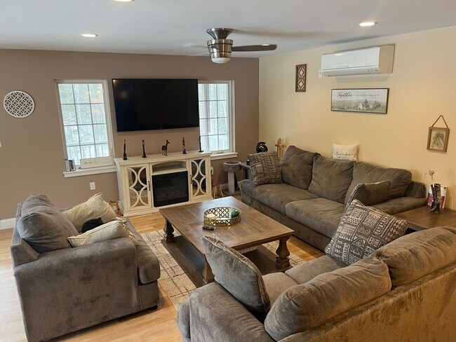 Building Photo - Spacious 2 Bed, 2.5 Bath Unit in Strafford