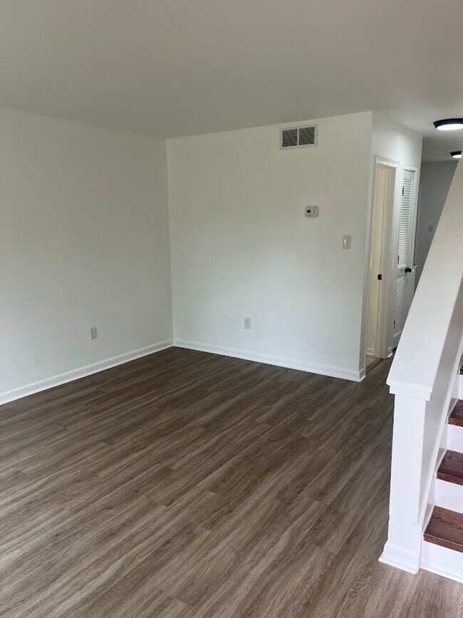 Foto del edificio - Available 10/15. Water included! Great 2BR/1.5 BA Townhouse in Central James Island!