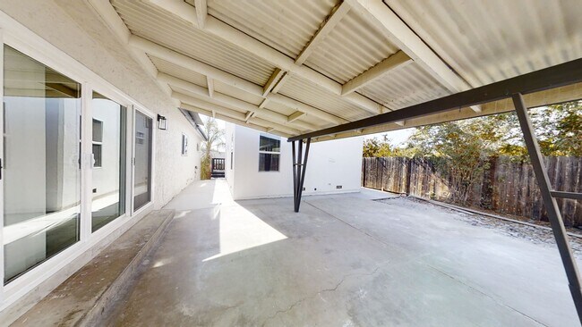 Foto del edificio - New 4 bed house with Private Deck!