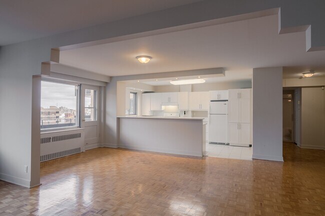 Building Photo - 3555 Chem. de la Côte-des-Neiges