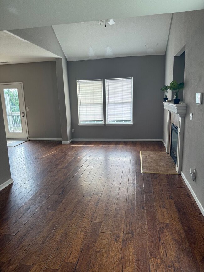 Foto del edificio - Charming Townhome, Prime Location, Cozy Li...