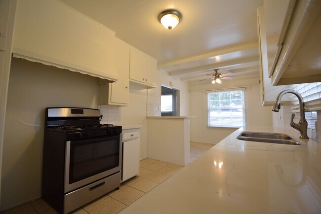 Foto del edificio - 5220 Radford Ave