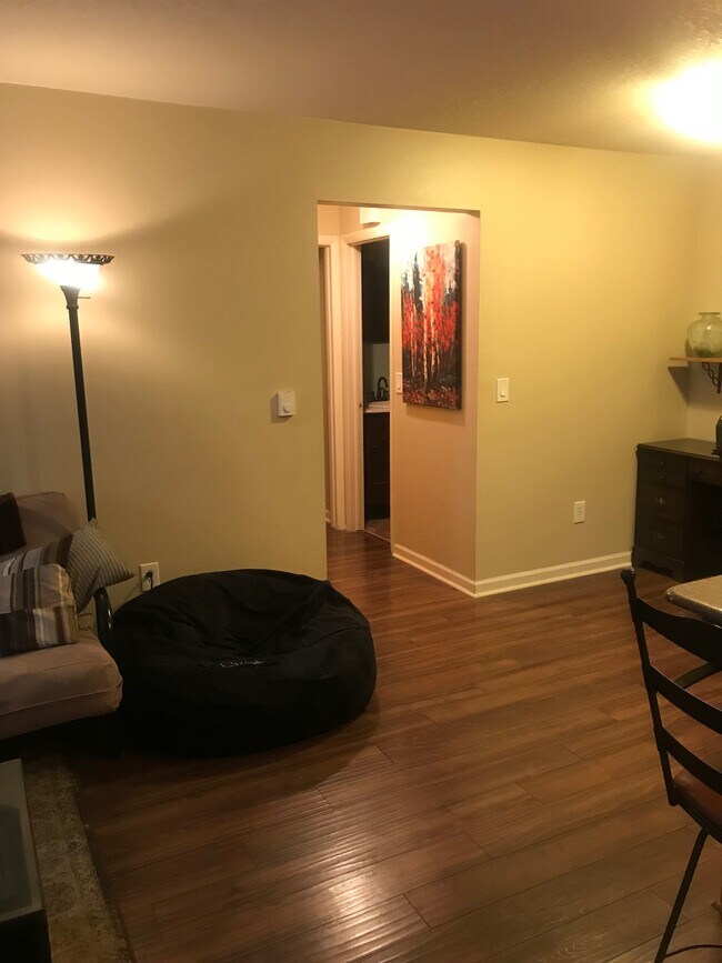 Sección central de la cocina/sala de estar abierta, entrada al baño/dormitorios - 1209 W Plum St