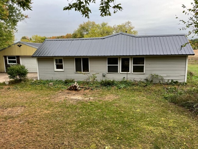 Building Photo - 9075 17 Mile Rd