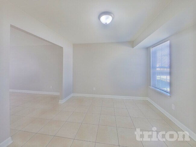 Building Photo - 1711 Southwind Dr