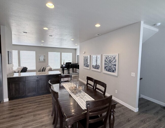 Building Photo - 371 W Knights Ln