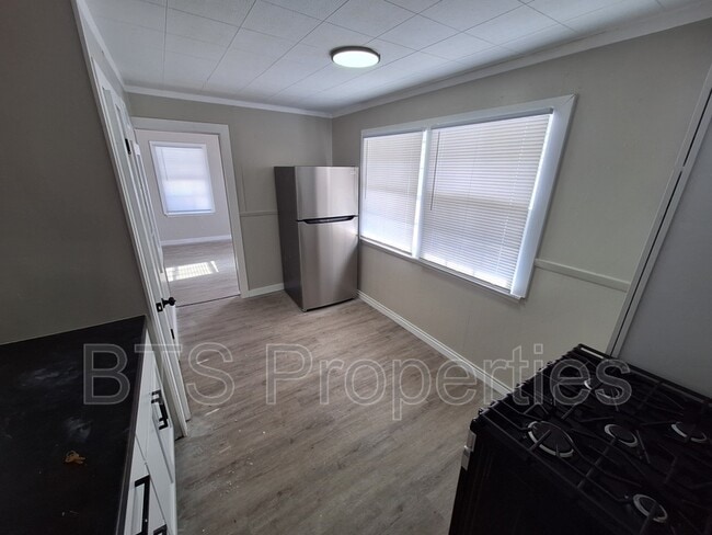 Foto del edificio - 1627 N Valley Ave