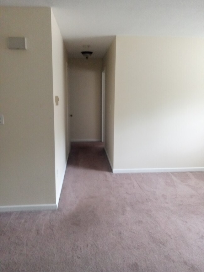 Building Photo - 36 Thompson Rd