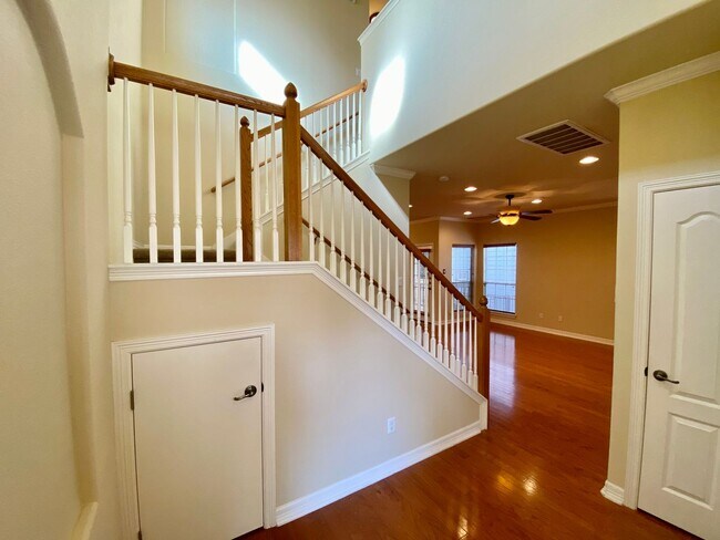 Foto del edificio - Conveniently located 3 bedroom, 2.5 bathro...