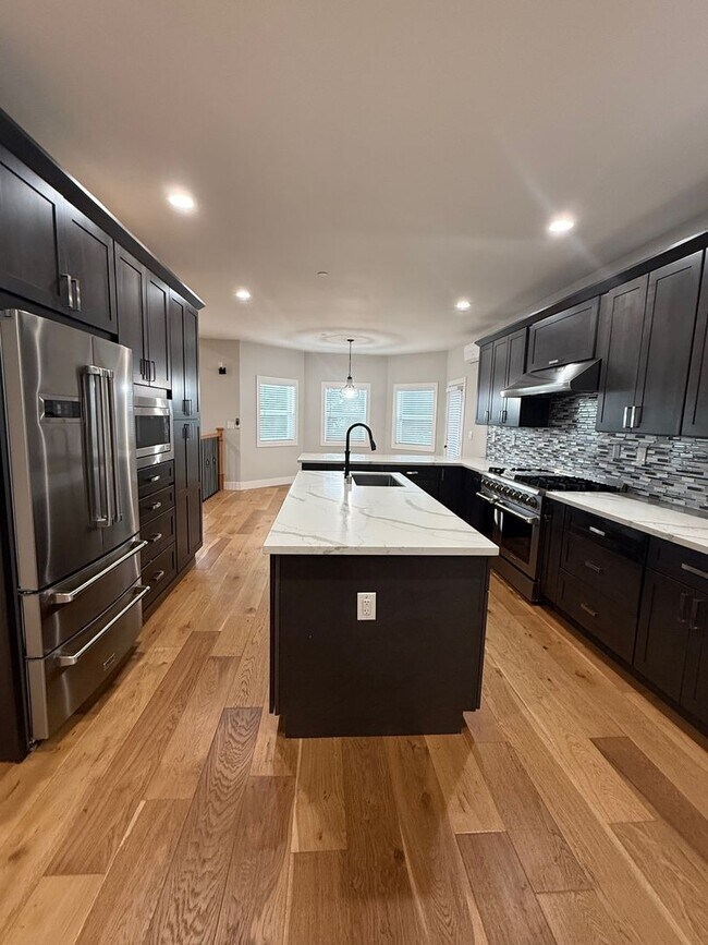 Foto del edificio - Newer Construction 2,500 Square Foot 3 Bedroom 2.5 Bathroom Fountaingrove House