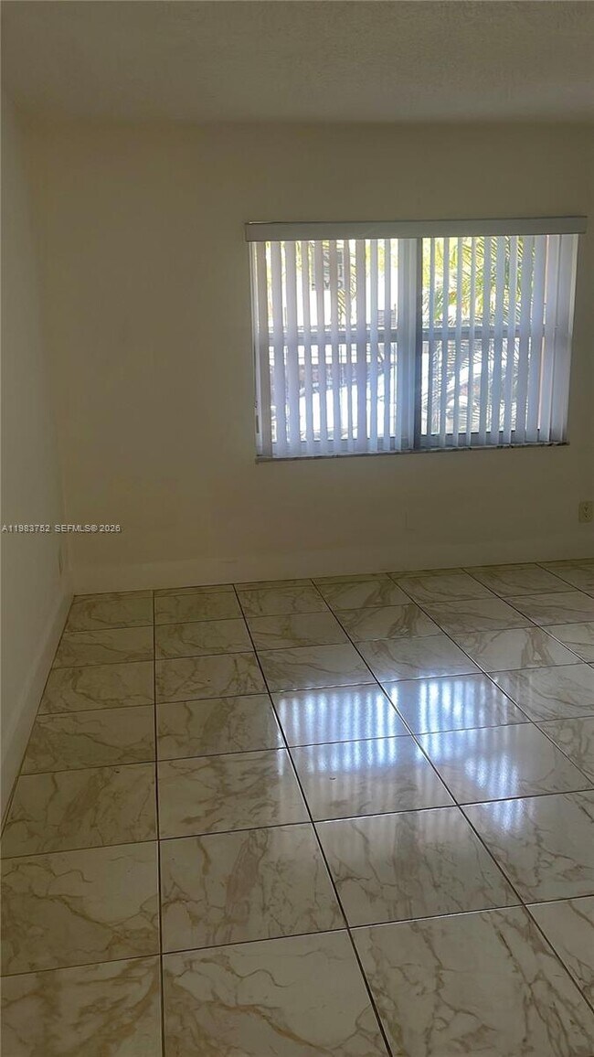 Foto del edificio - 18101 NW 68th Ave