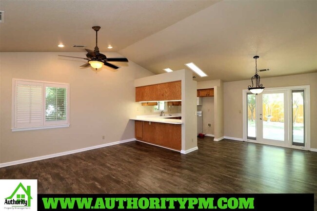 Building Photo - 861 Montcrest Dr