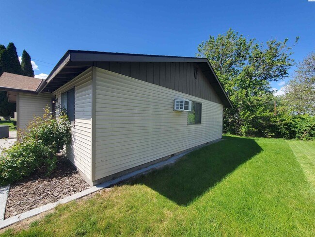 Building Photo - 3400 W Wernett Rd