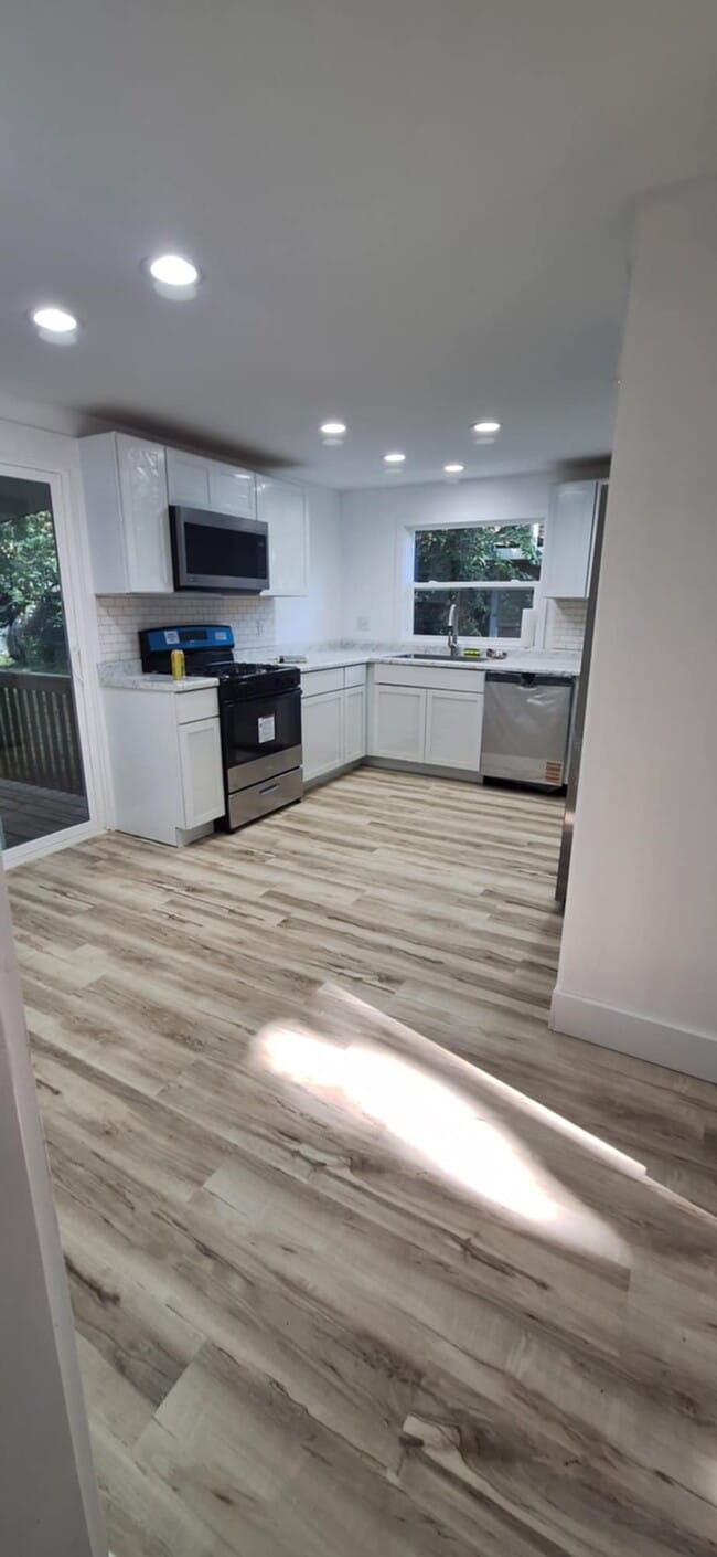 New flooring throughout - 3914 Clarnin St