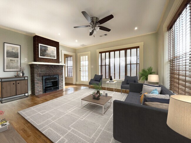 Building Photo - 2556 S University Dr