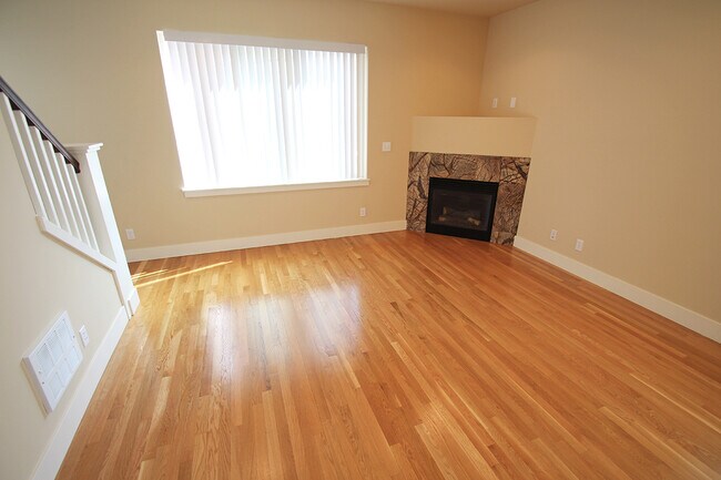 Foto del edificio - LUXURY 3 BED, 3 BATH SEATTLE TOWNHOME FOR RENT; AVAILABLE NOW!