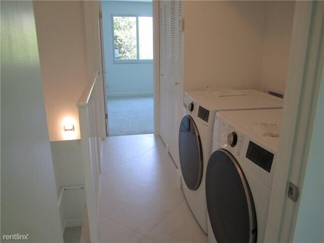 Foto del edificio - 2 br, 2.5 bath House - 2853 NE 15th St