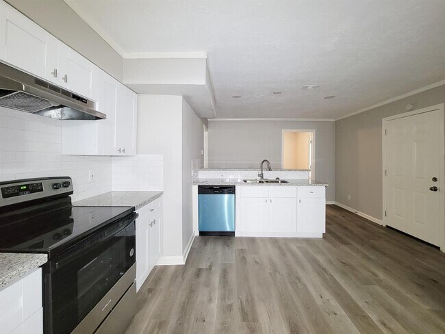 Building Photo - 405 Silver River Dr